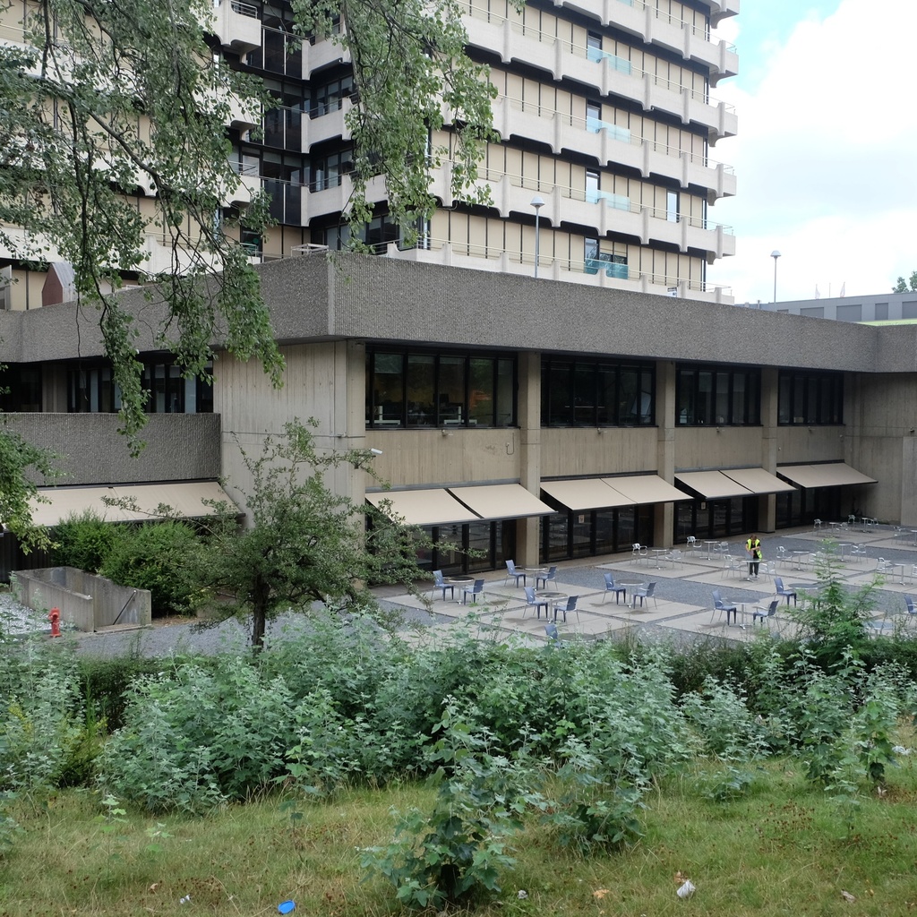 Table from the Cours Saint-Michel building's cafeteria by Christophe Gevers (L. 205 cm)