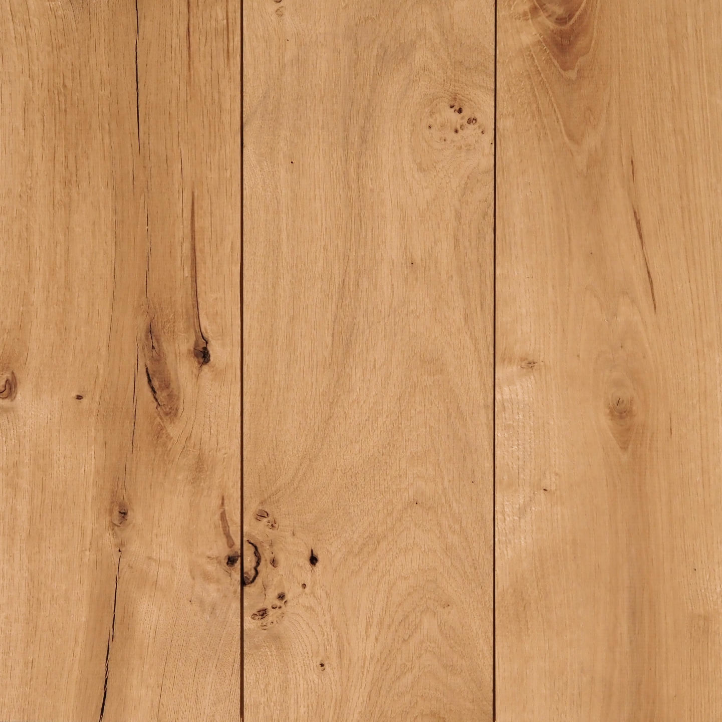 Wide plank flooring in solid oak with singularities (L. 246 x W. 19 cm)