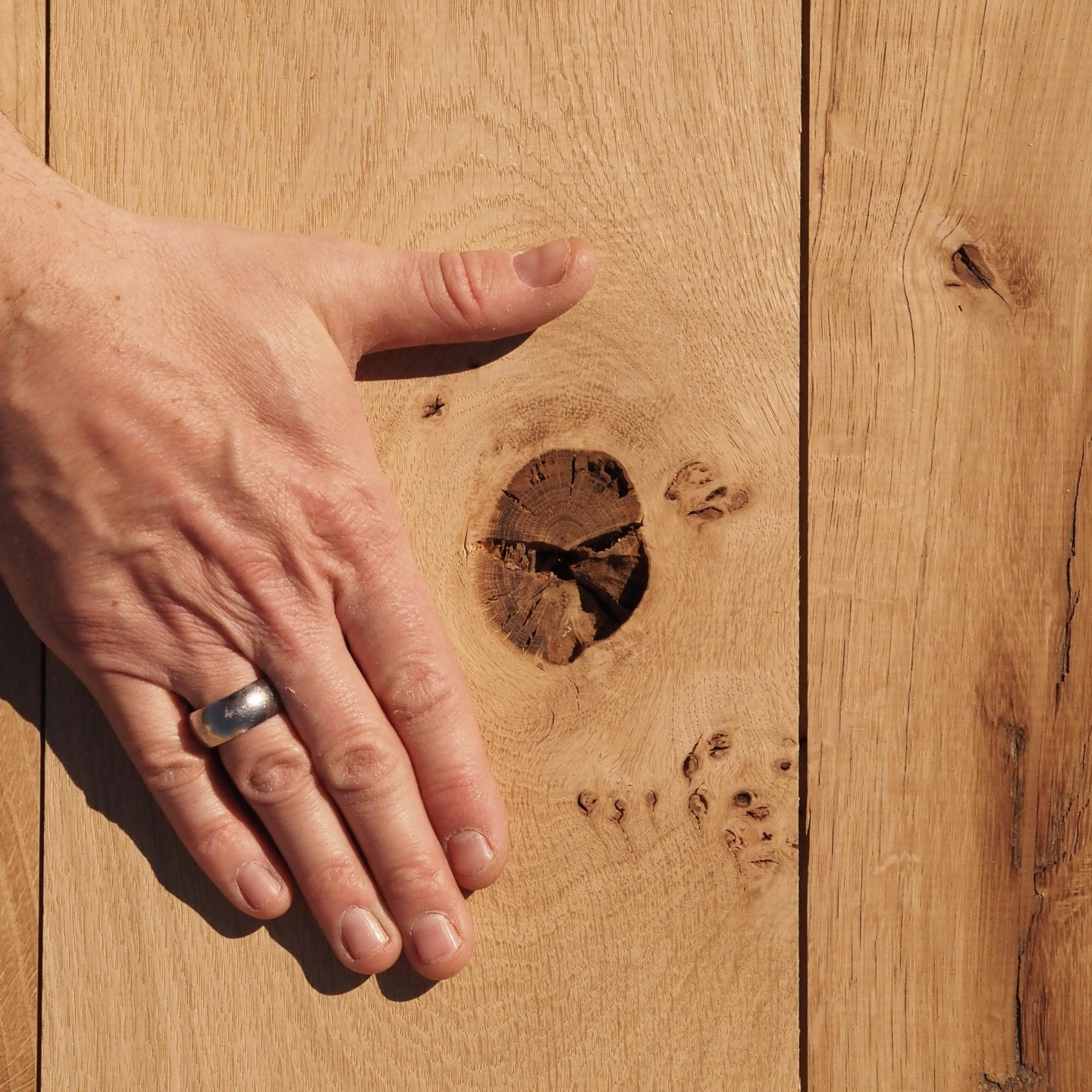 Wide plank flooring in solid oak with singularities (L. 246 x W. 19 cm)