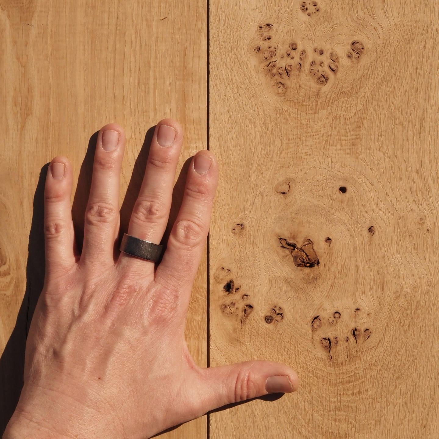 Wide plank flooring in solid oak with singularities (L. 246 x W. 19 cm)