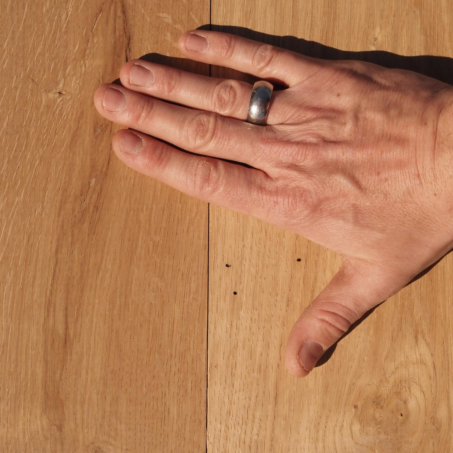 Wide plank flooring in solid oak with singularities (L. 246 x W. 19 cm)
