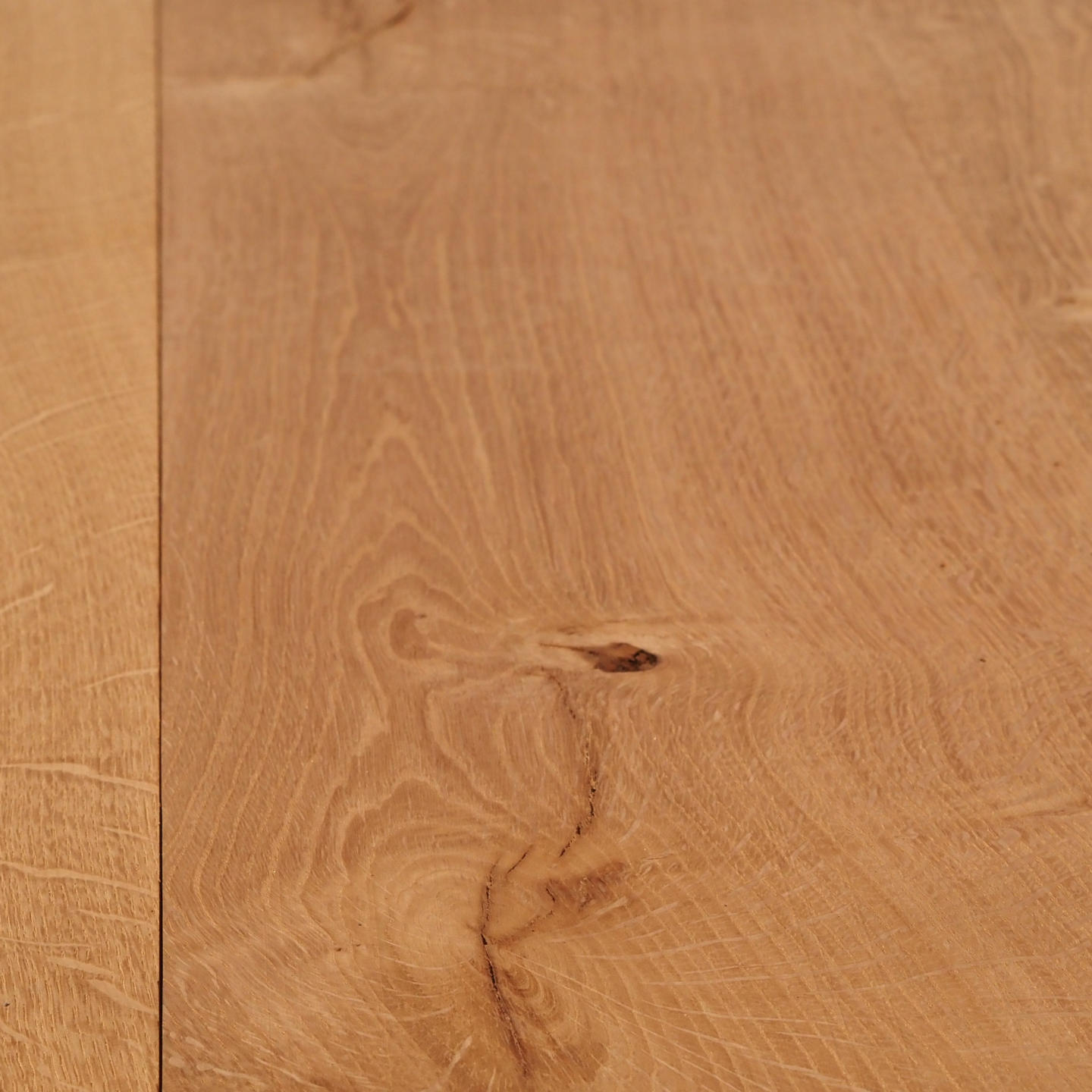 Wide plank flooring in solid oak with singularities (L. 246 x W. 19 cm)