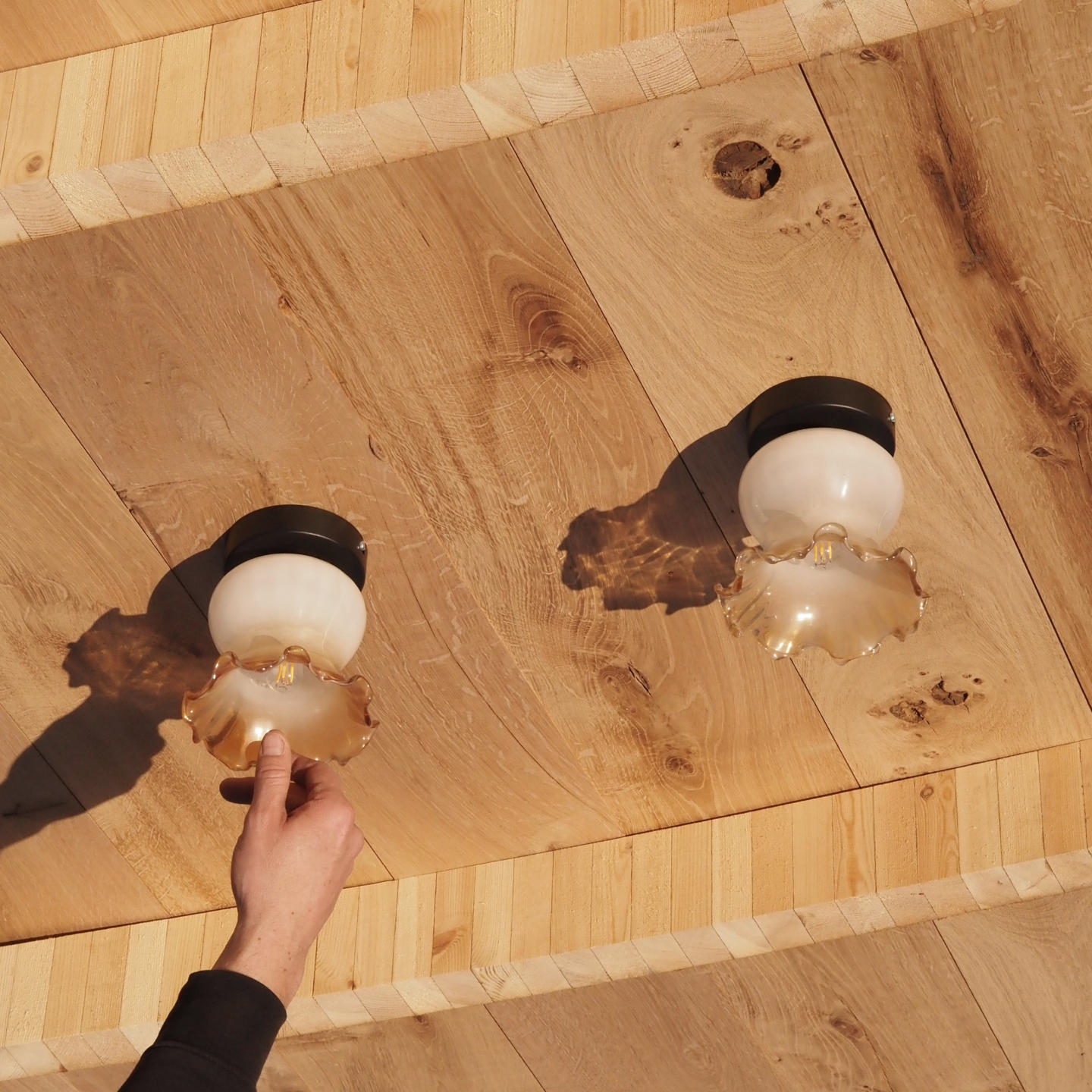 Wide plank flooring in solid oak with singularities (L. 246 x W. 19 cm)