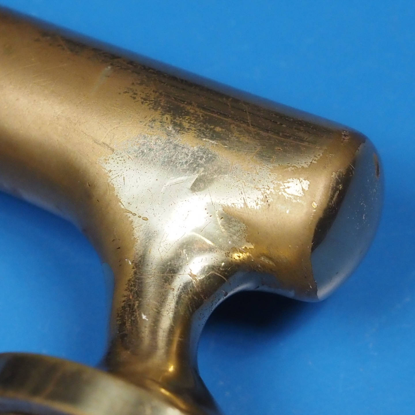 Door handle in solid brass with rosettes
