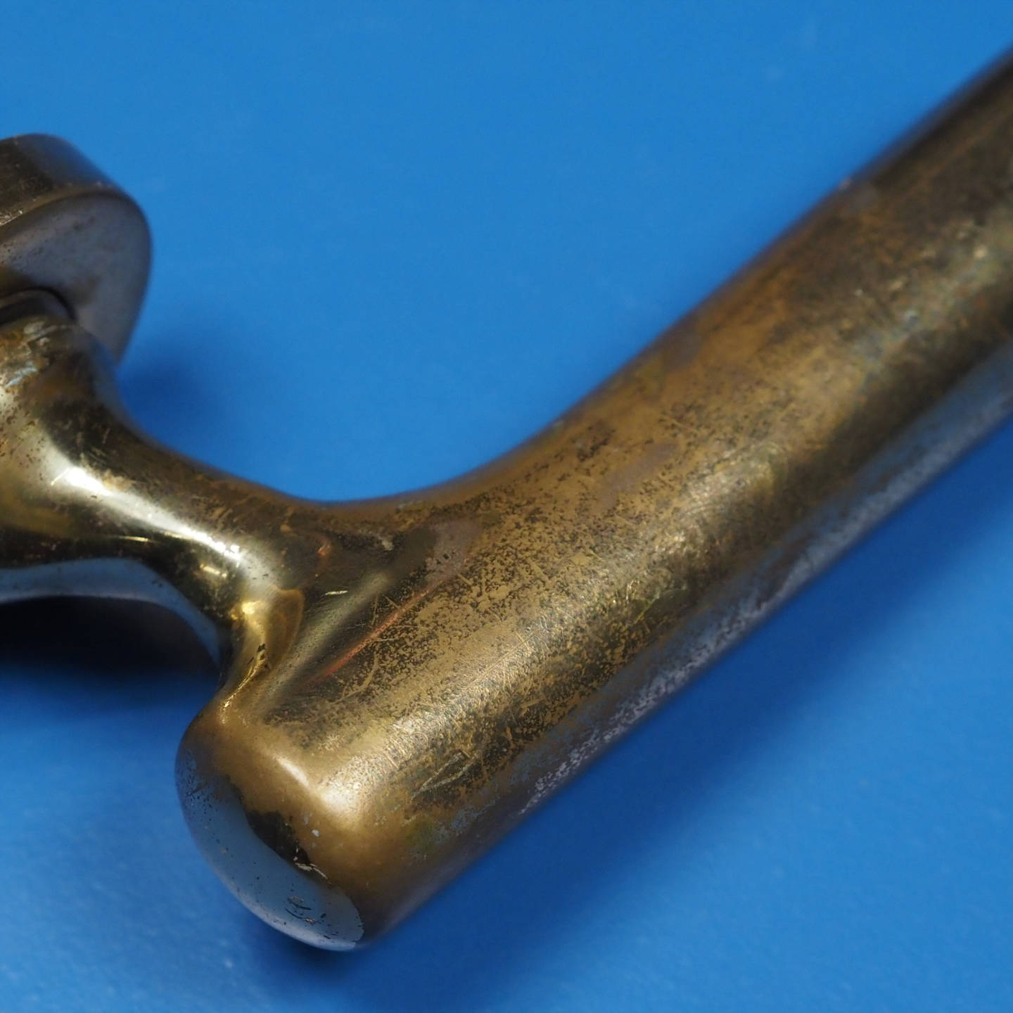 Door handle in solid brass with rosettes