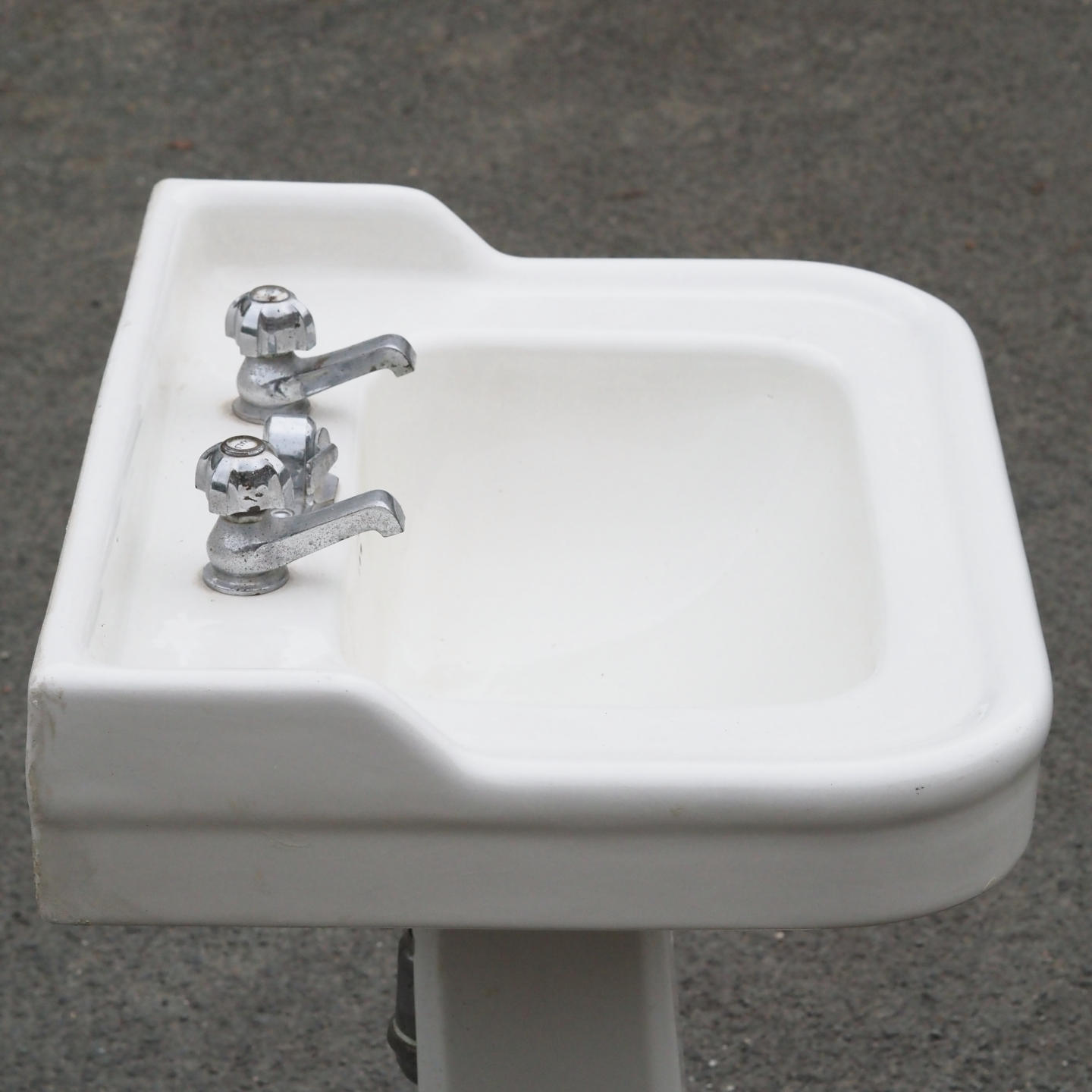 Pedestal bathroom sink in ceramic