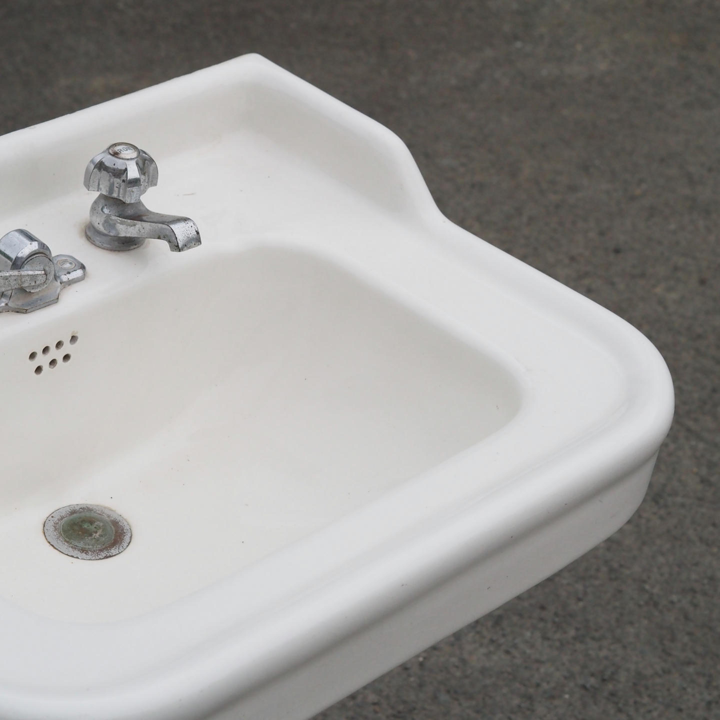 Pedestal bathroom sink in ceramic