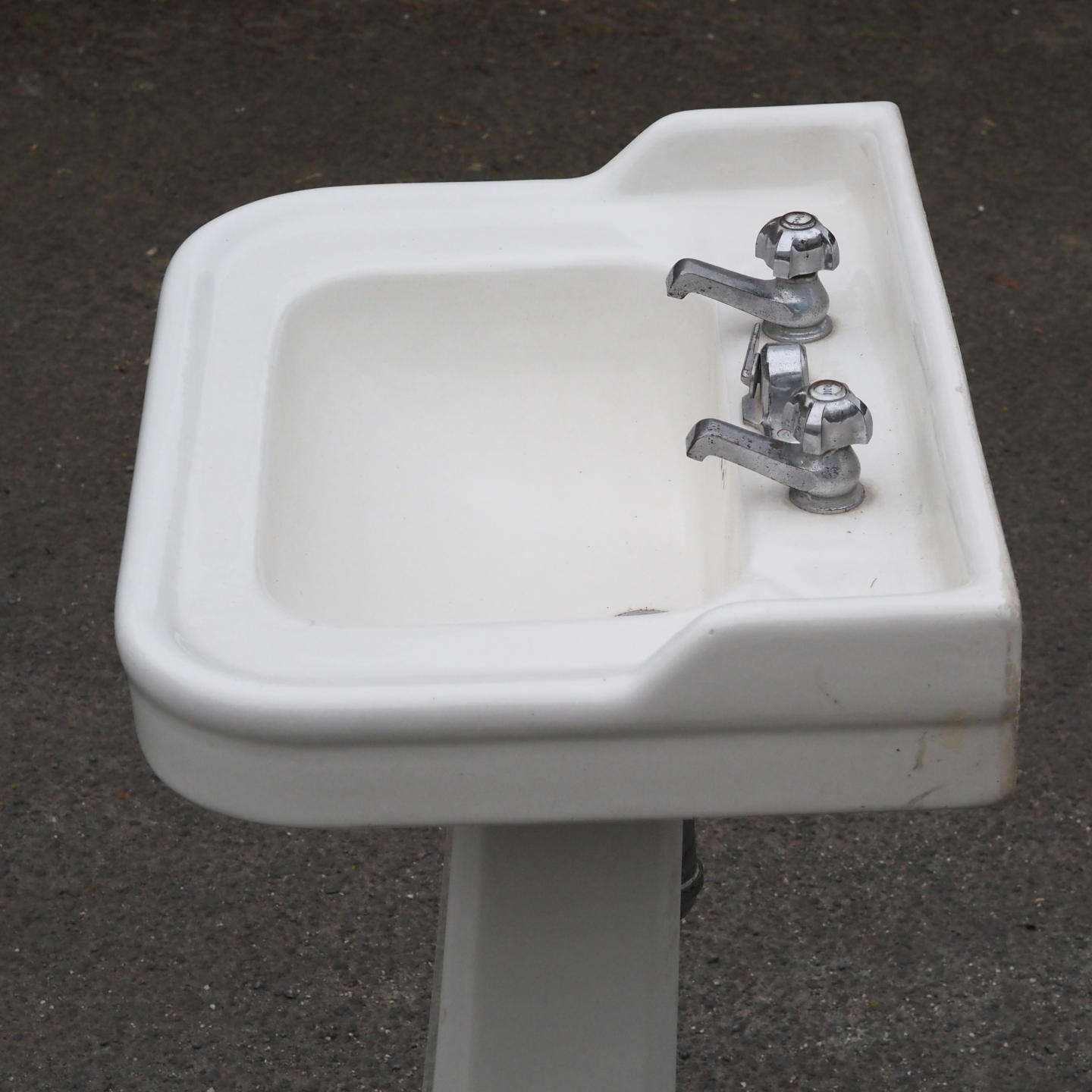 Pedestal bathroom sink in ceramic