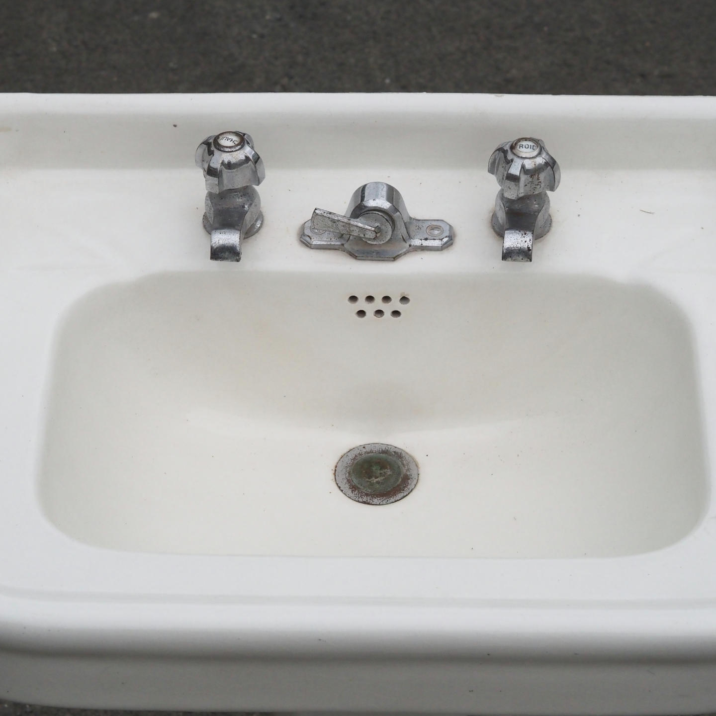Pedestal bathroom sink in ceramic