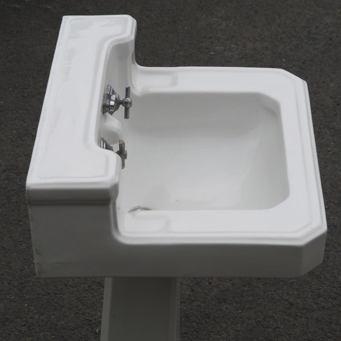 Pedestal bathroom sink by Ideal Standard