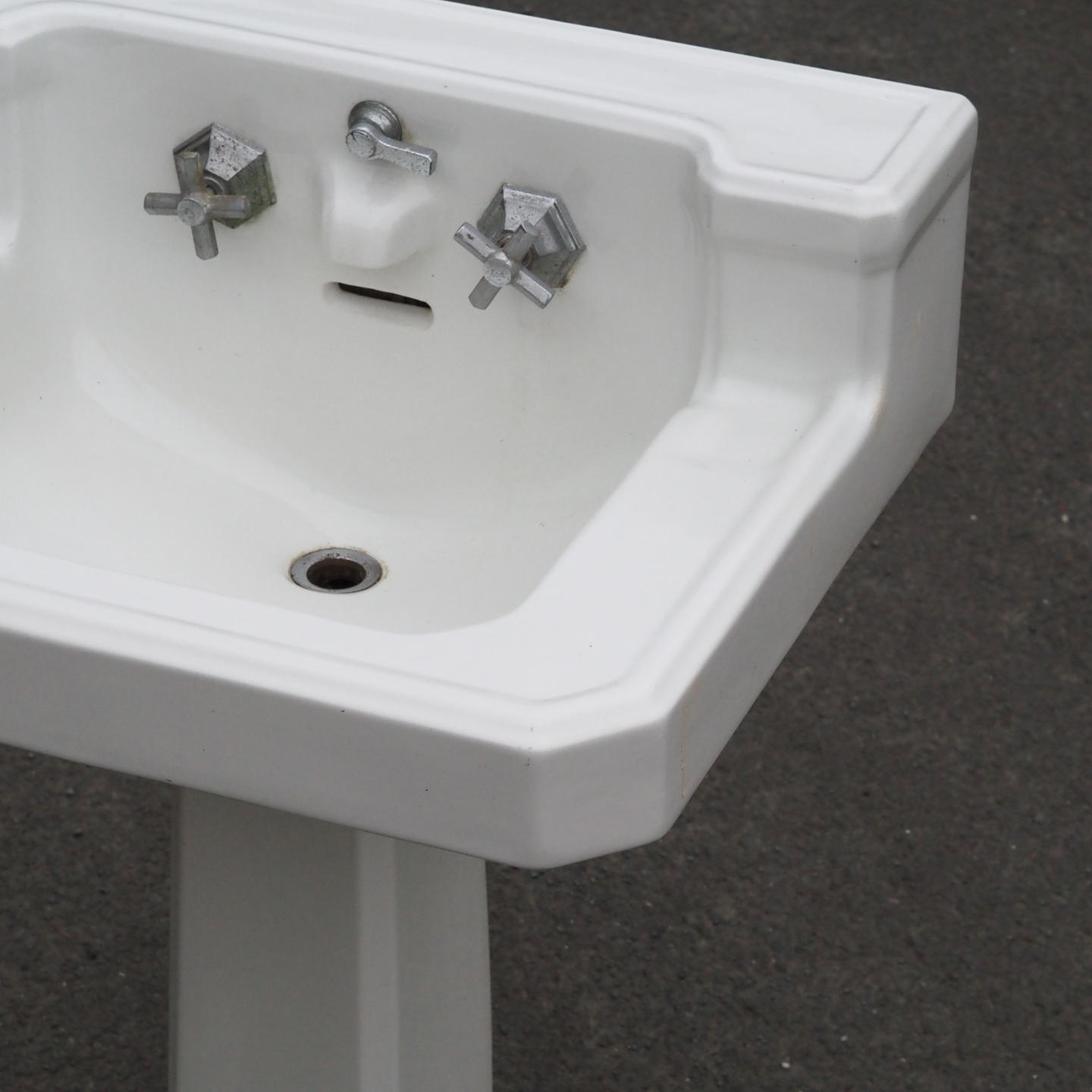 Pedestal bathroom sink by Ideal Standard