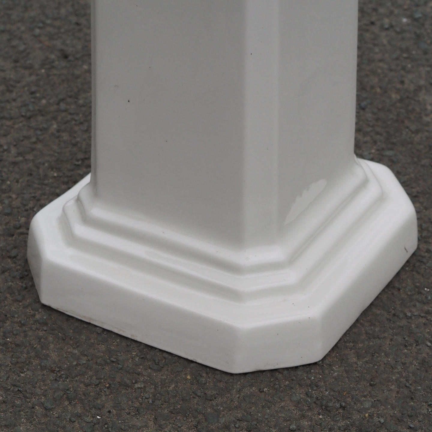 Pedestal bathroom sink by Ideal Standard