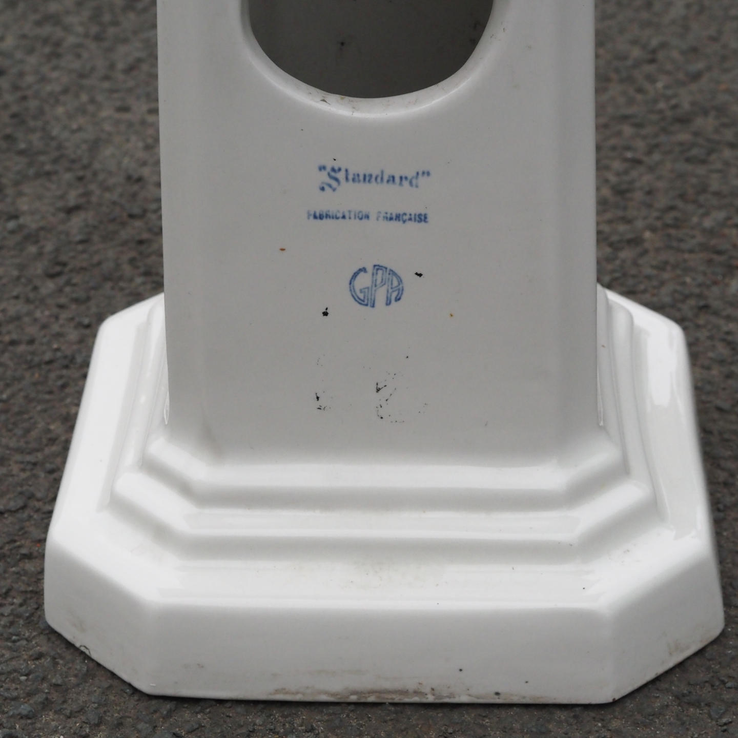 Pedestal bathroom sink by Ideal Standard