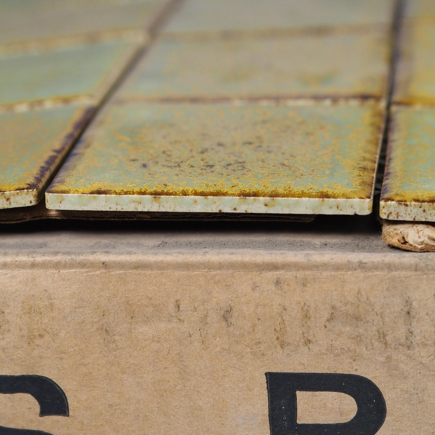 Box of wall glazed ceramic tiles (2 m2)