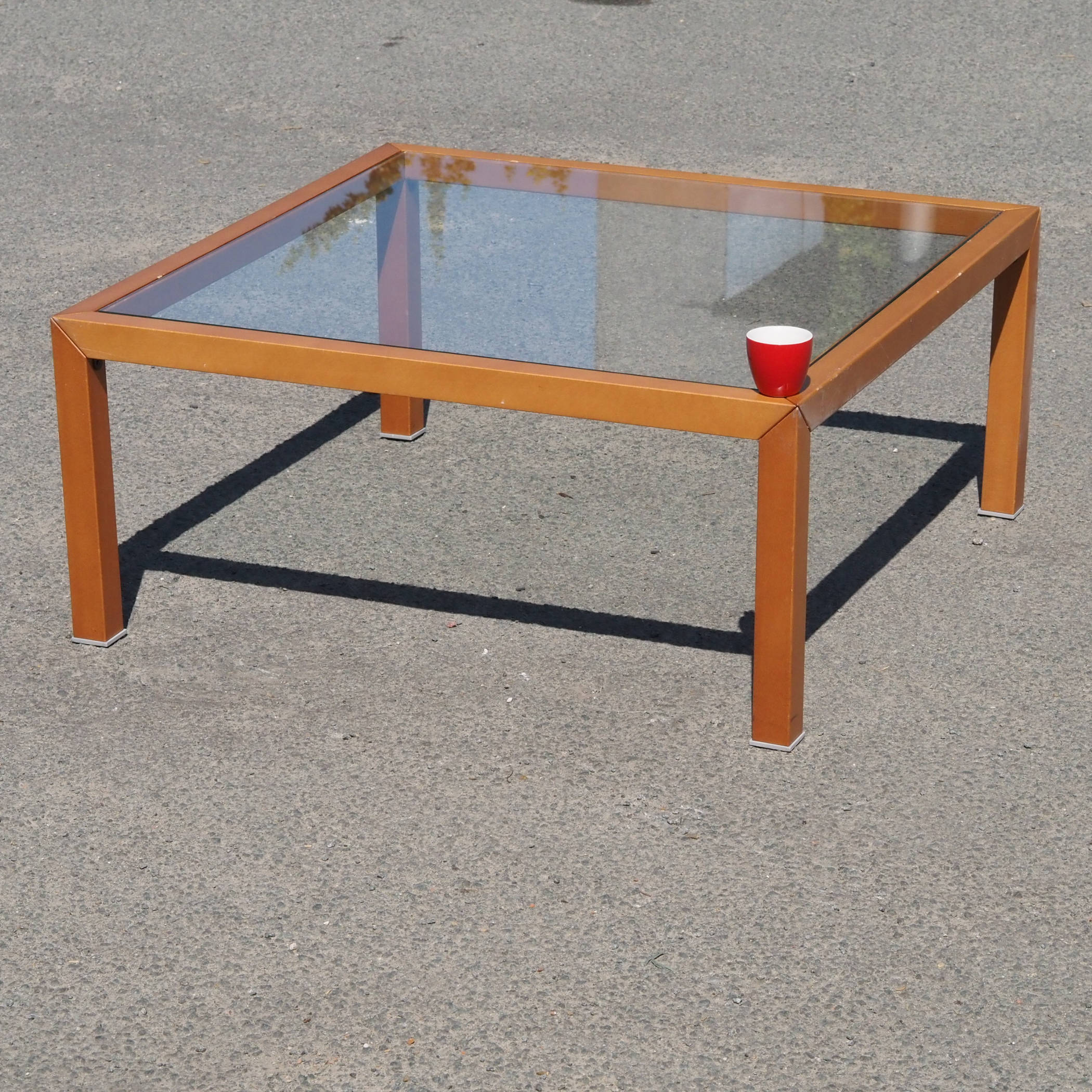 Square coffee table in laminated wood with glass table top