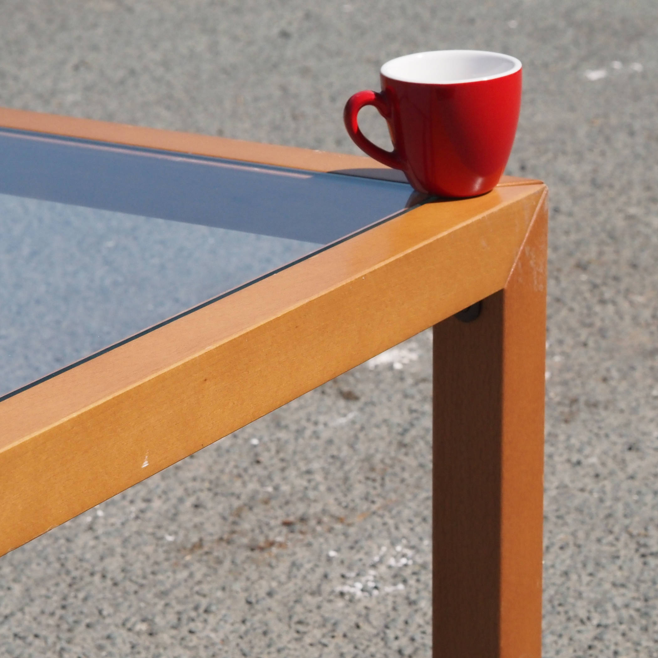 Square coffee table in laminated wood with glass table top