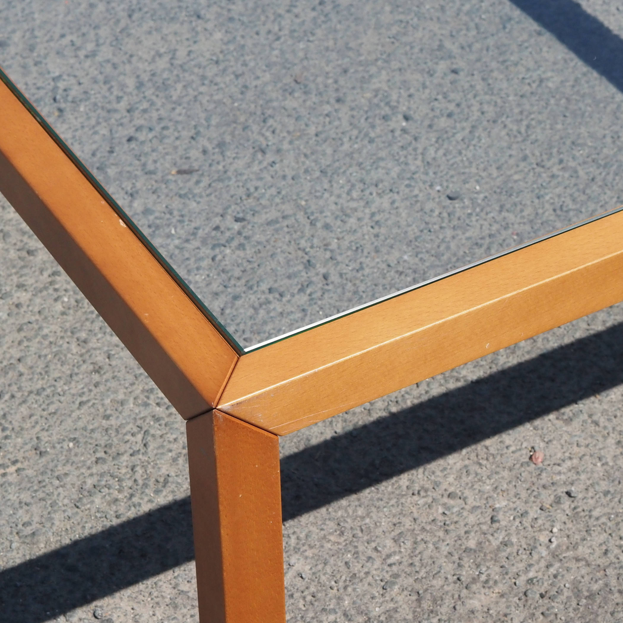 Square coffee table in laminated wood with glass table top