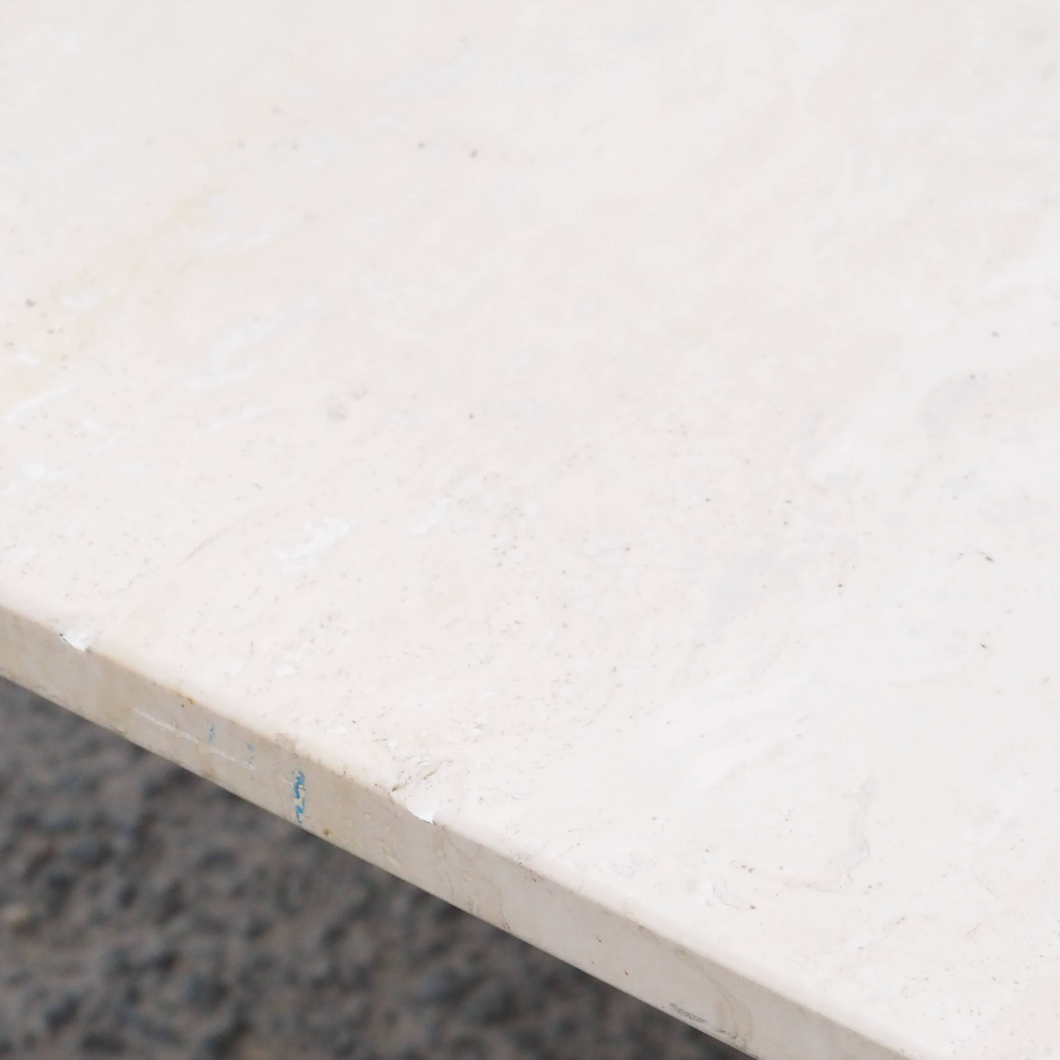 Coffee table in travertin (120 x 60 cm)