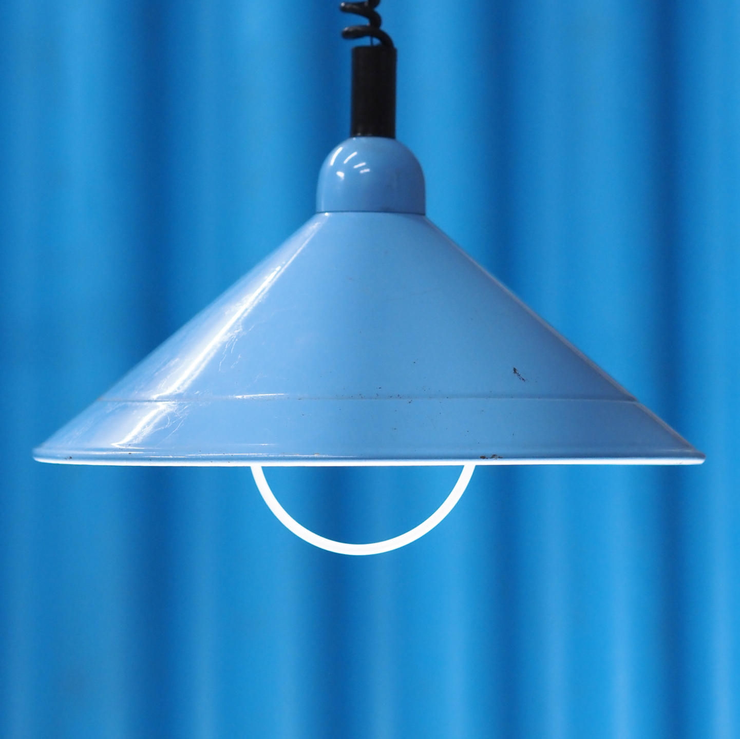 Hanging light in blue enameled steel by Elco Lite (ca. 1970) (⌀ 37,5 cm)