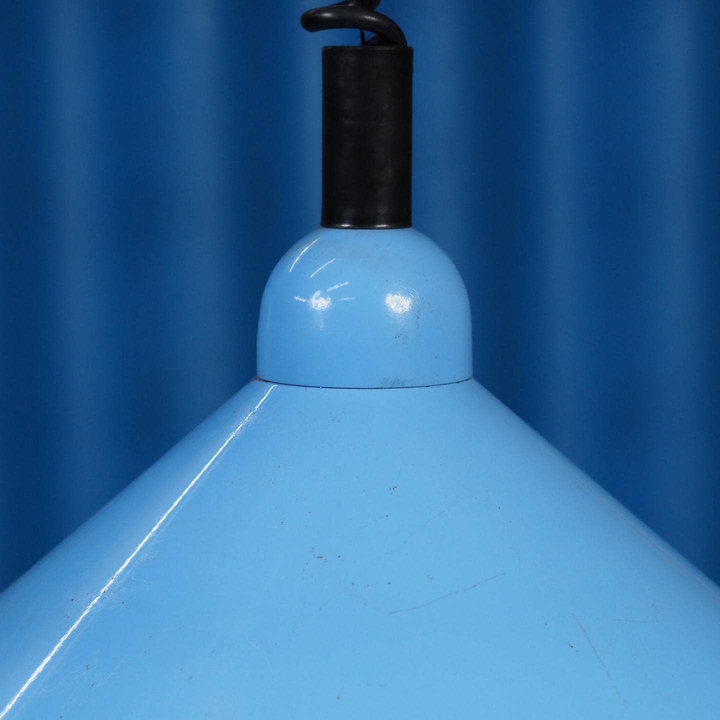 Hanging light in blue enameled steel by Elco Lite (ca. 1970) (⌀ 37,5 cm)