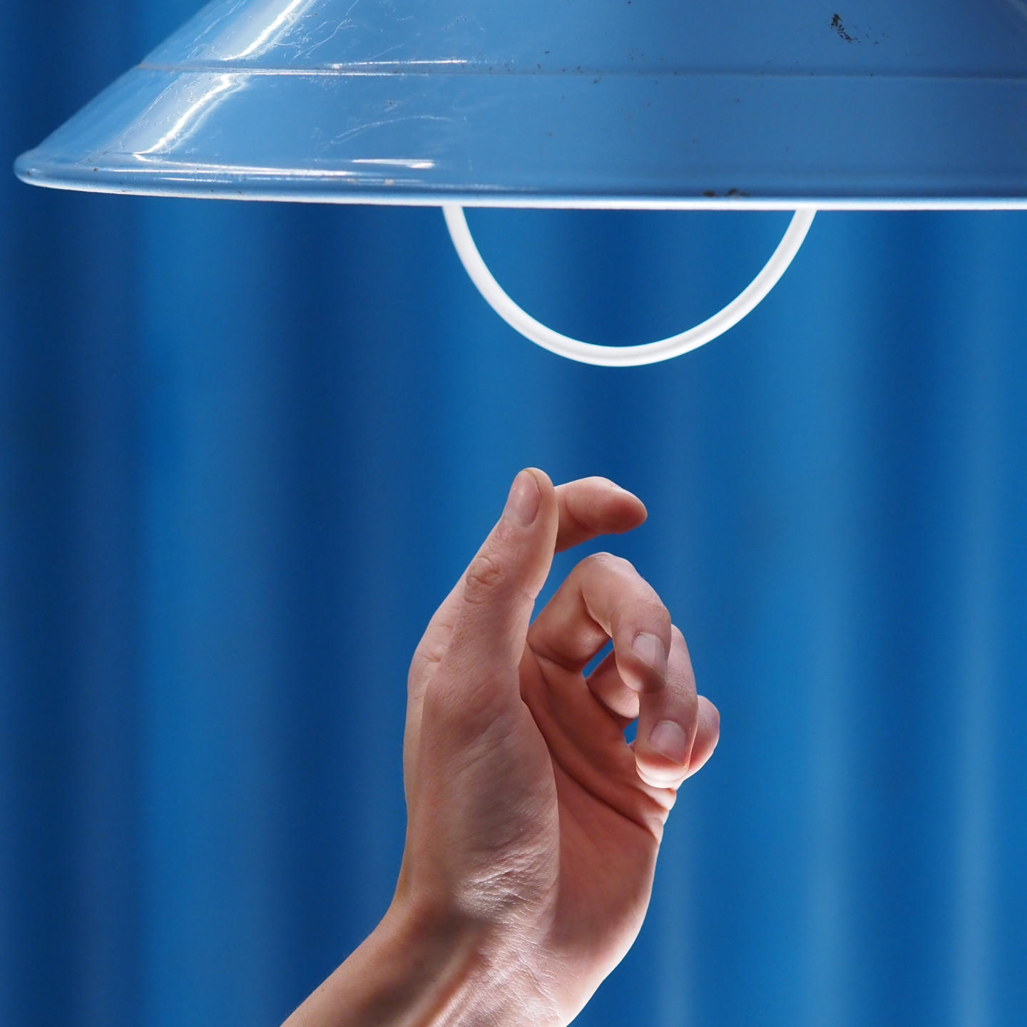 Hanging light in blue enameled steel by Elco Lite (ca. 1970) (⌀ 37,5 cm)