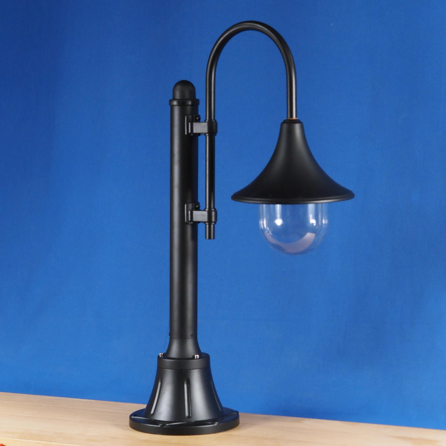 Floor light in powder coated aluminium with plastic diffuser