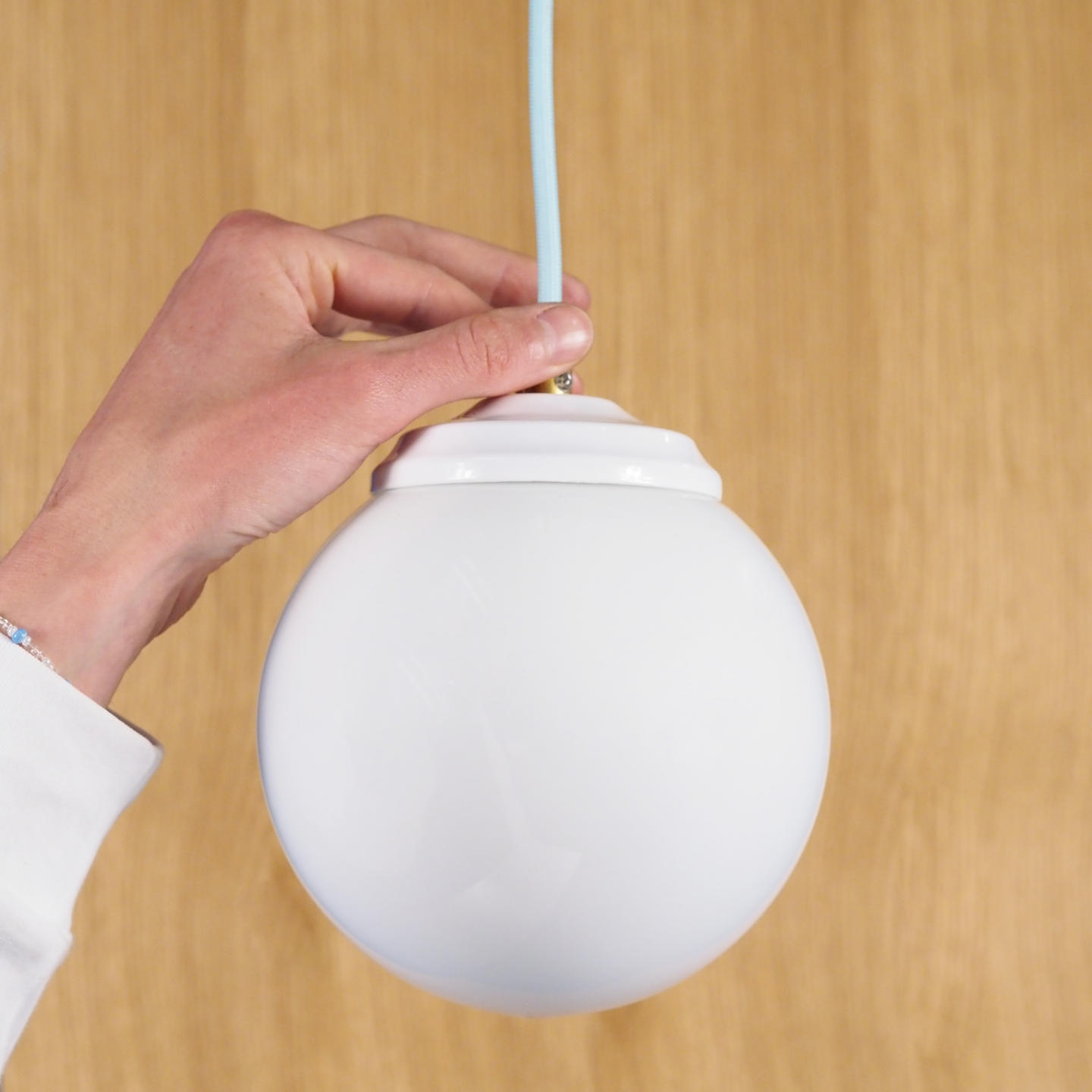 Hanging light in opaline glass (⌀ 15 cm)