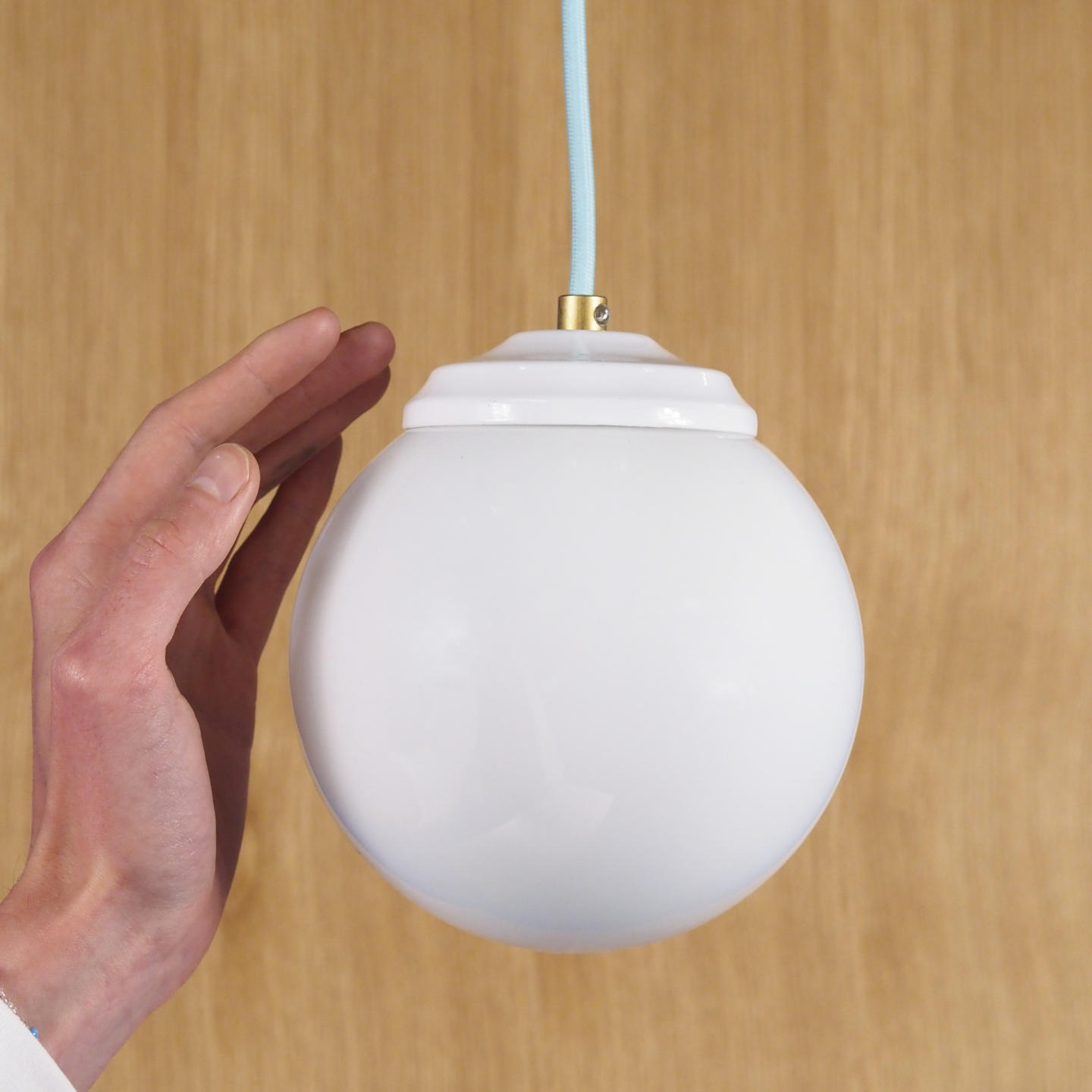 Hanging light in opaline glass (⌀ 15 cm)