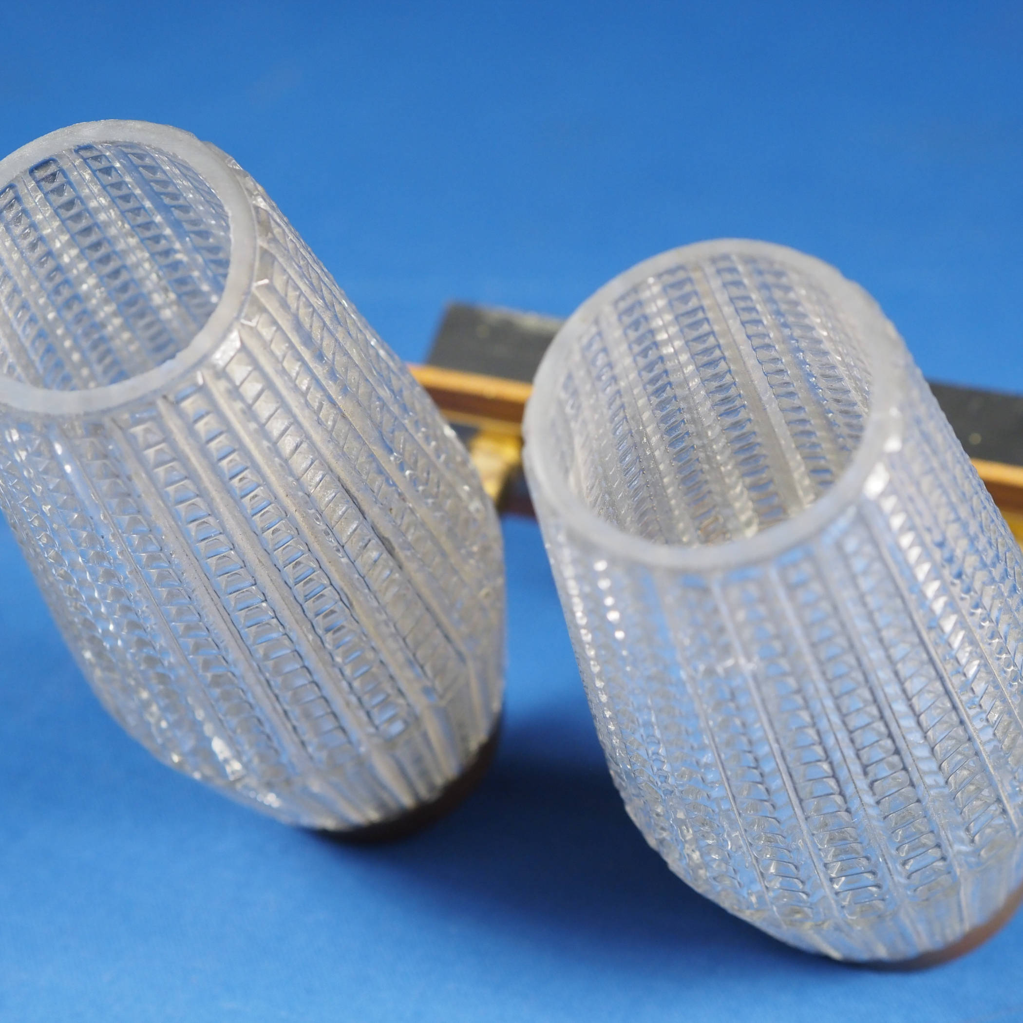 Wall sconce with textured glass diffusers (2 x E14)