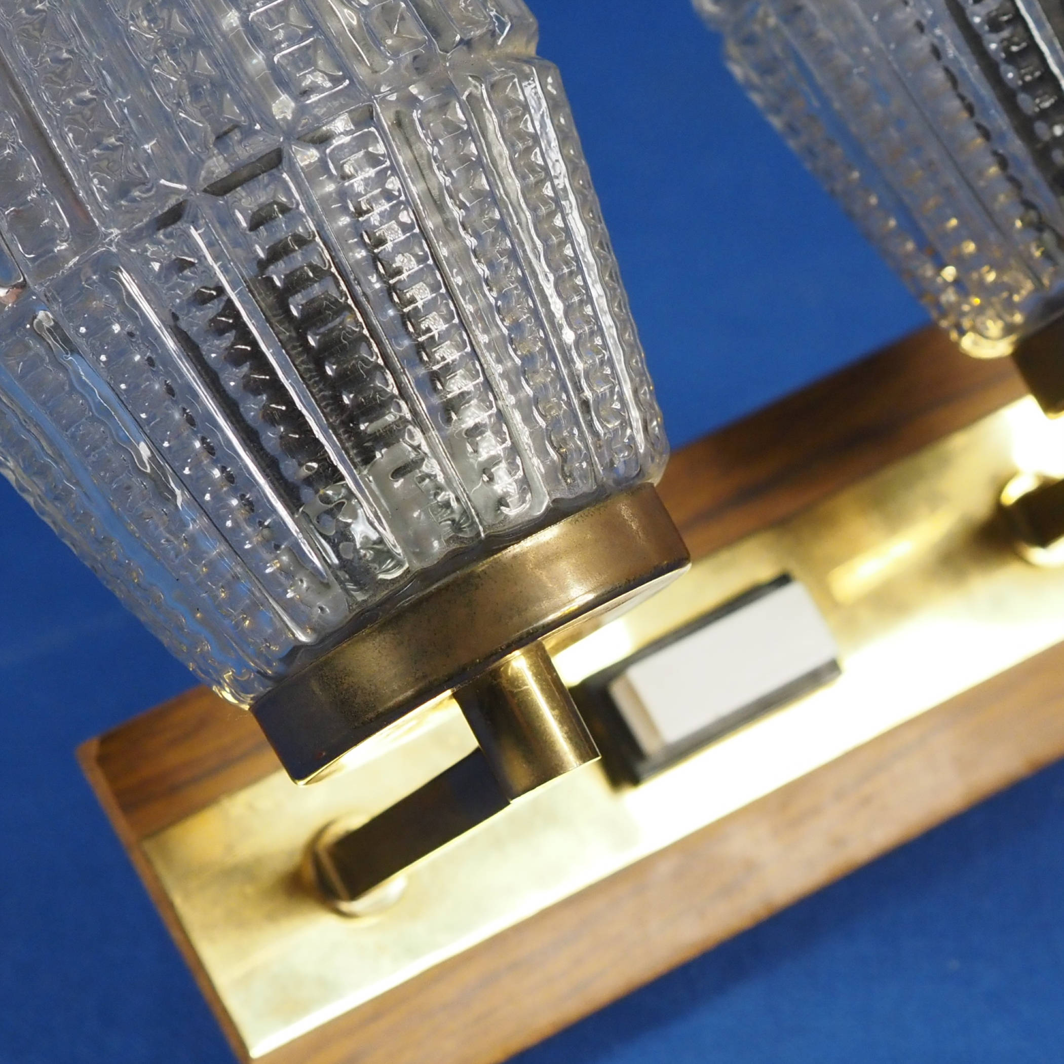 Wall sconce with textured glass diffusers (2 x E14)