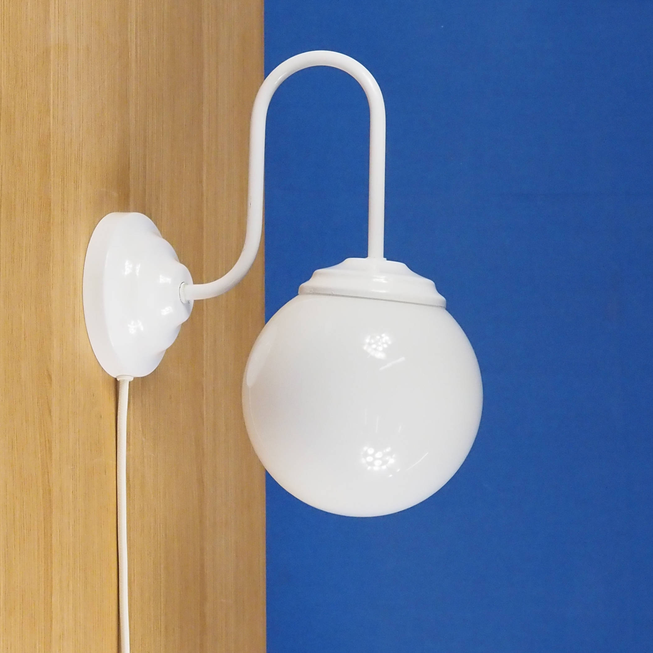 Wall sconce in white enameled steel by Elco Lite (ca. 1970)