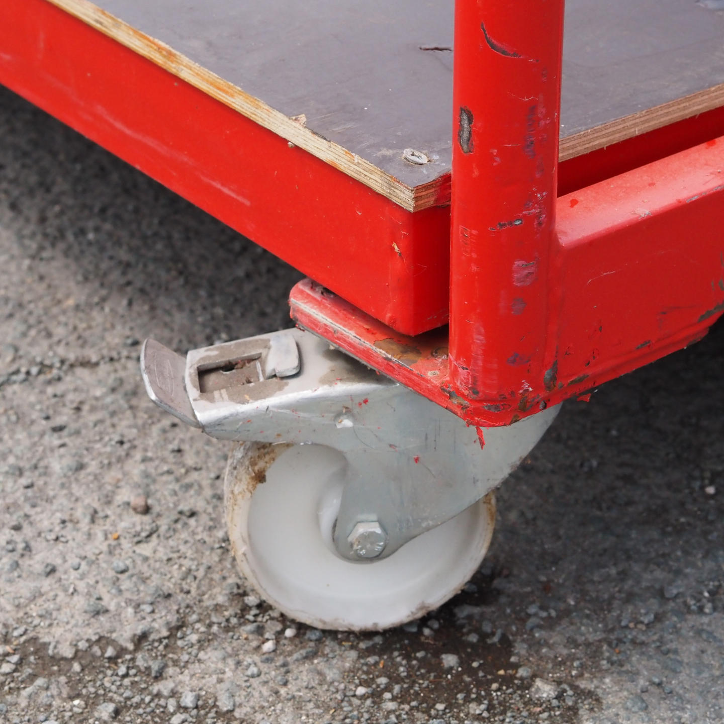 Stackable platform trolley on wheels by Koch France