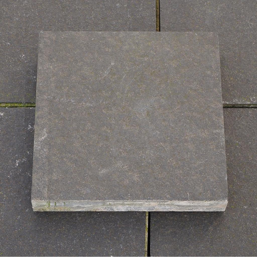 Granite pavers with flamed finish - 30 x 30 cm