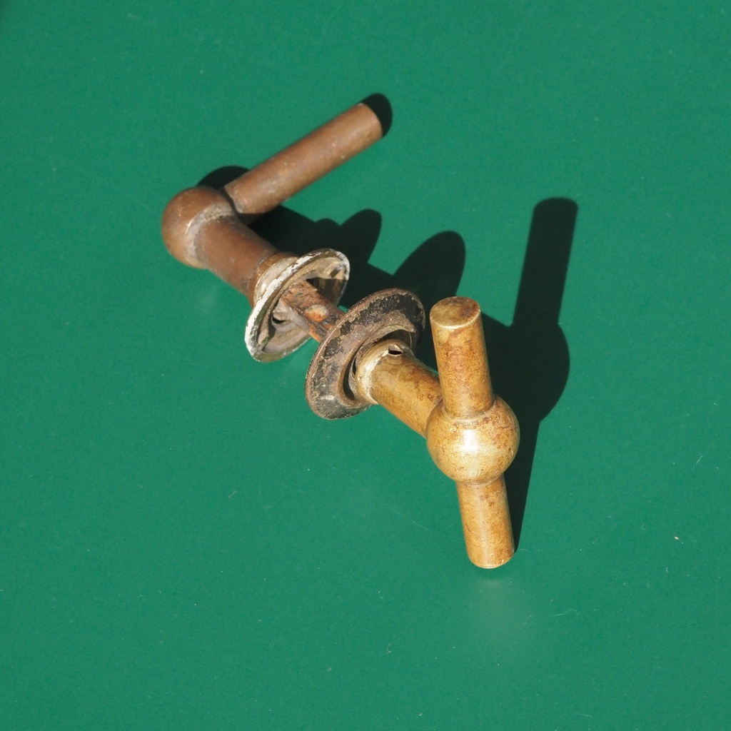 Door handle in solid brass with rosettes