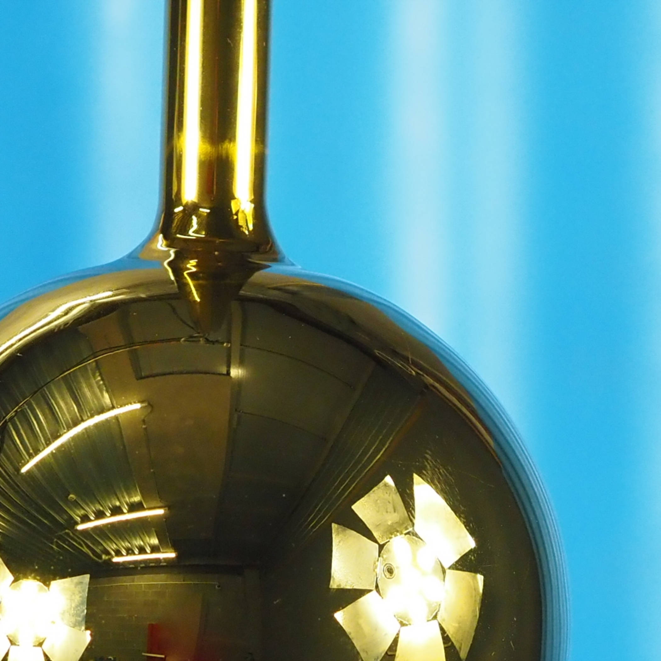Hanging light 'Gold drop' in glass with gold finish by Utilicht