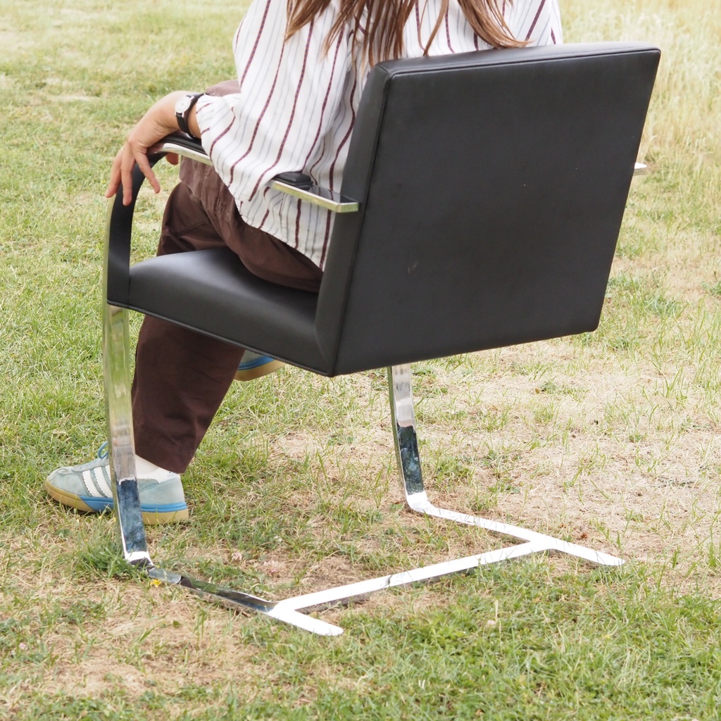 Cantilever armchair 'BRNO' by Ludwig Mies van der Rohe & Lilly Reich for Knoll - Black