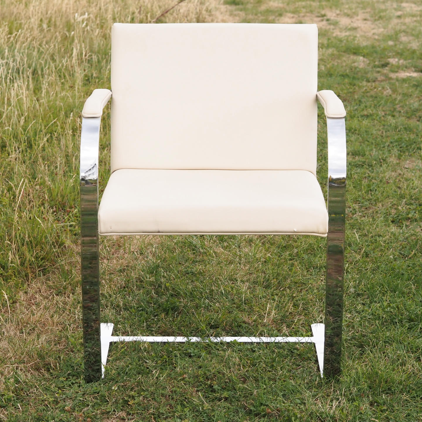 Cantilever armchair attributed to Ludwig Mies van der Rohe &amp; Lilly Reich - Cream