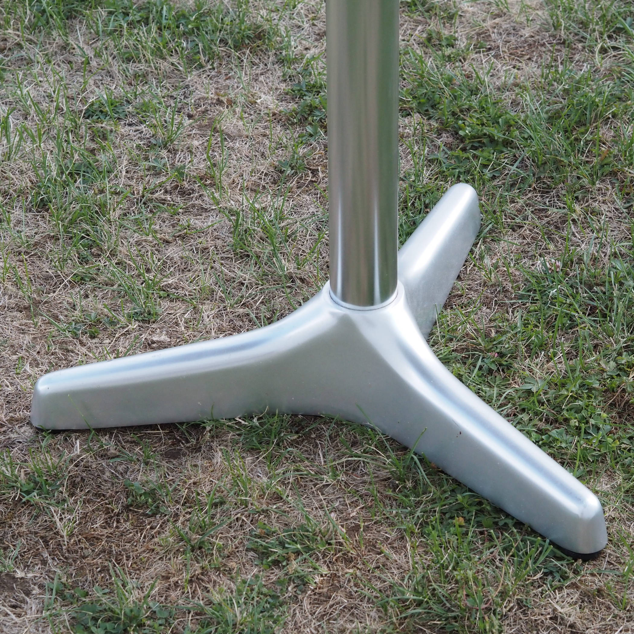 Round table in aluminium by Satelliet