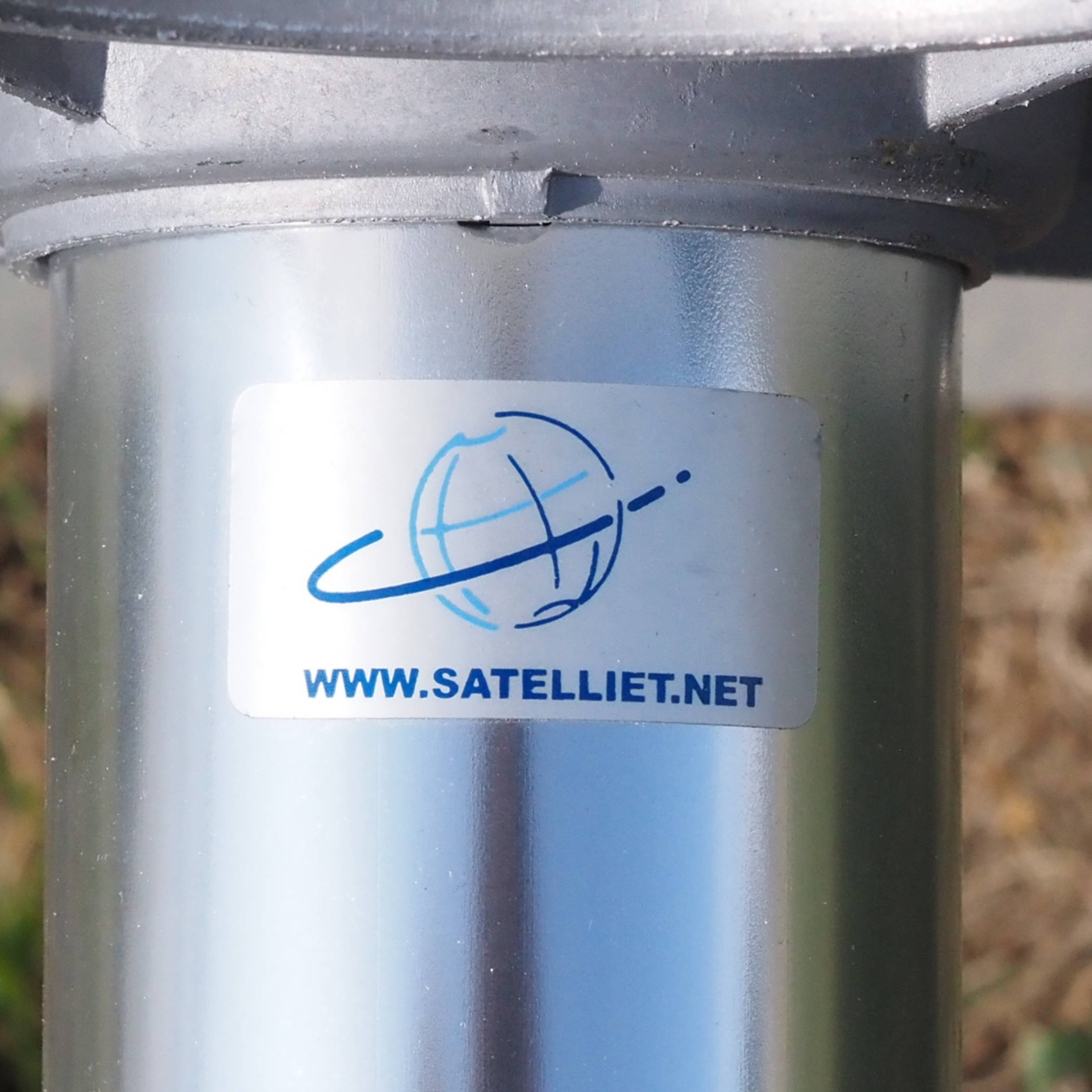 Round table in aluminium by Satelliet