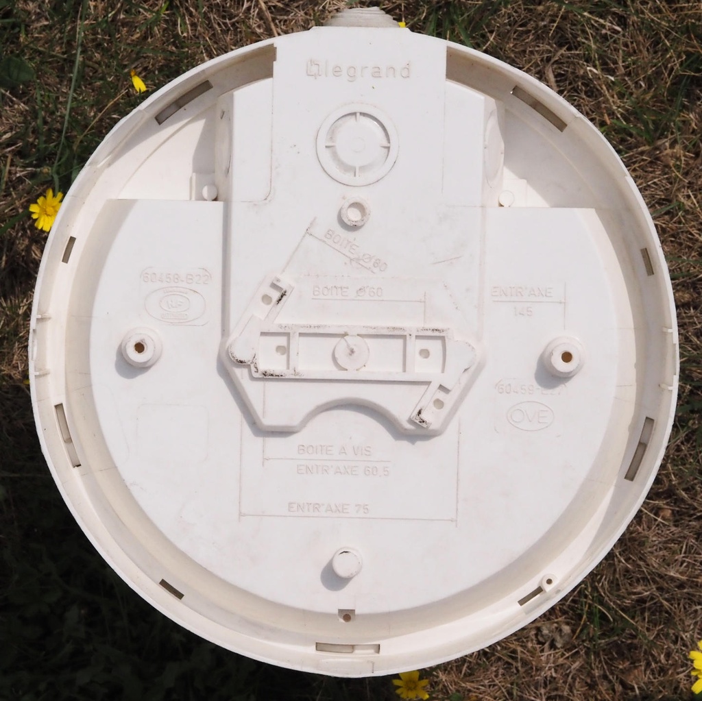 Wall/Ceiling light by Legrand in polycarbonate with porcelain socket (B22) - White