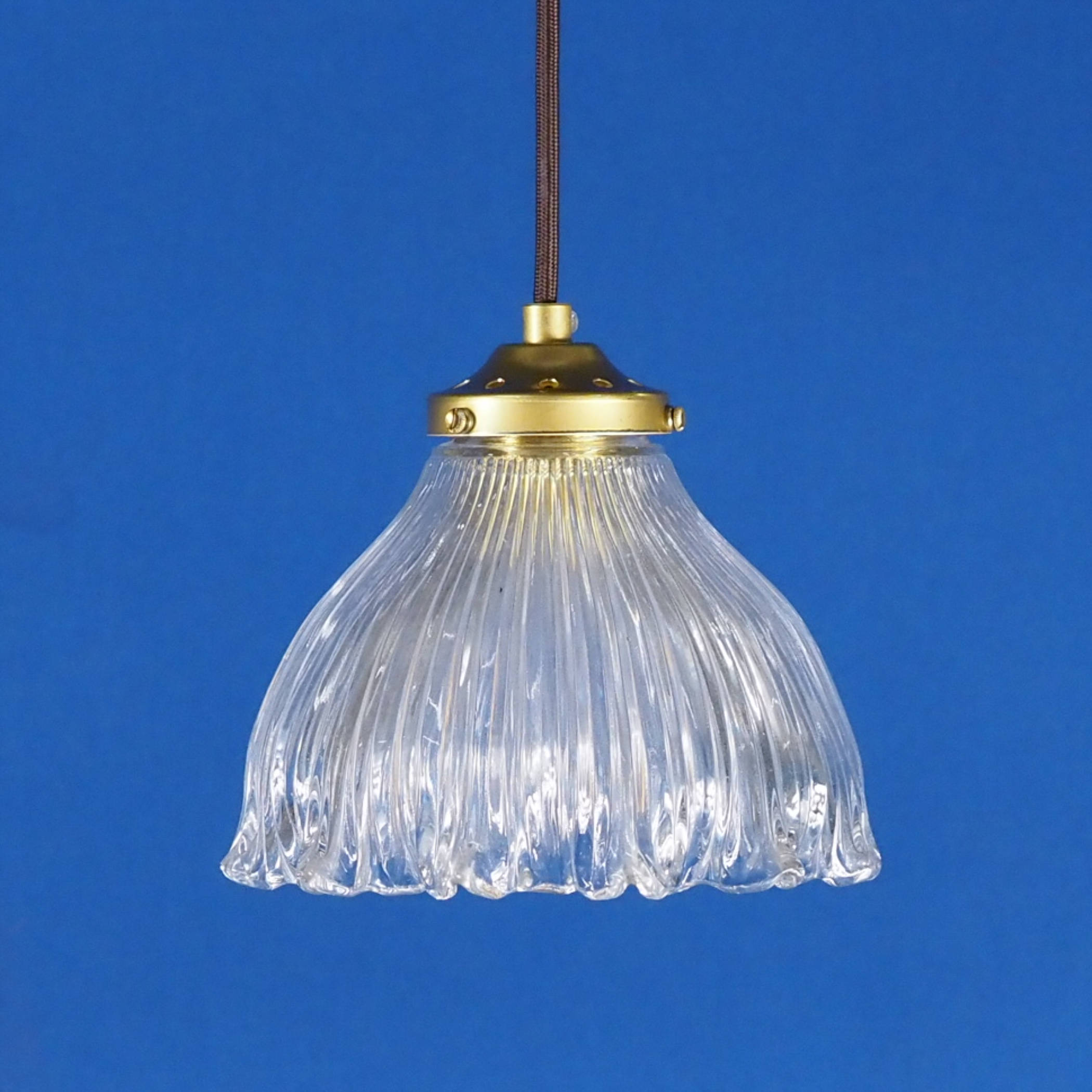 Hanging light with textured glass diffuser