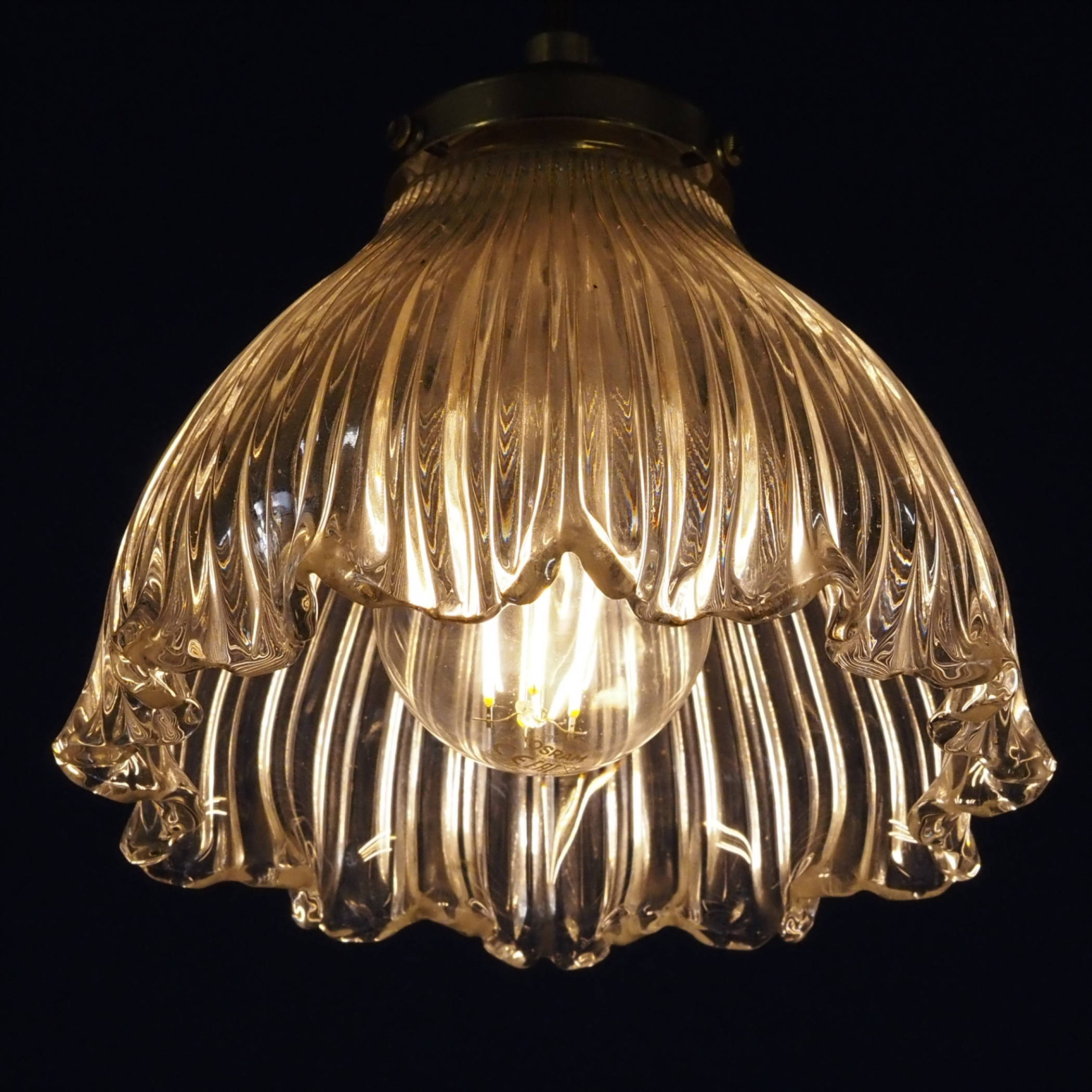 Hanging light with textured glass diffuser