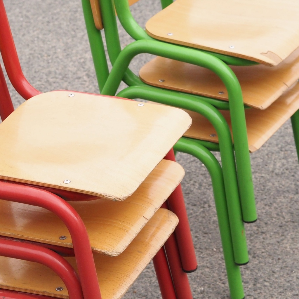 School chair with tubular steel legs (various colors)
