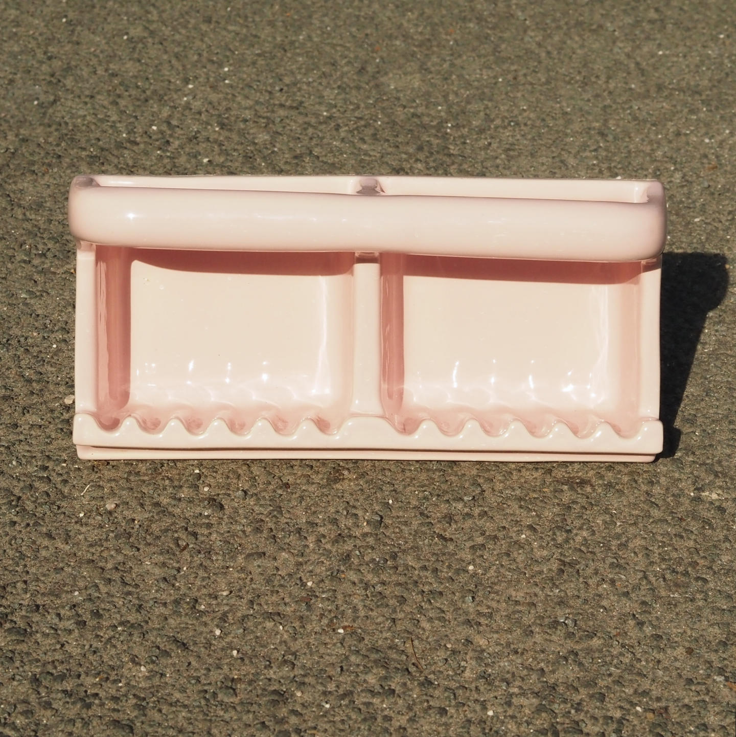 Double recessed soap holder in pink glazed porcelain (ca. 1970)