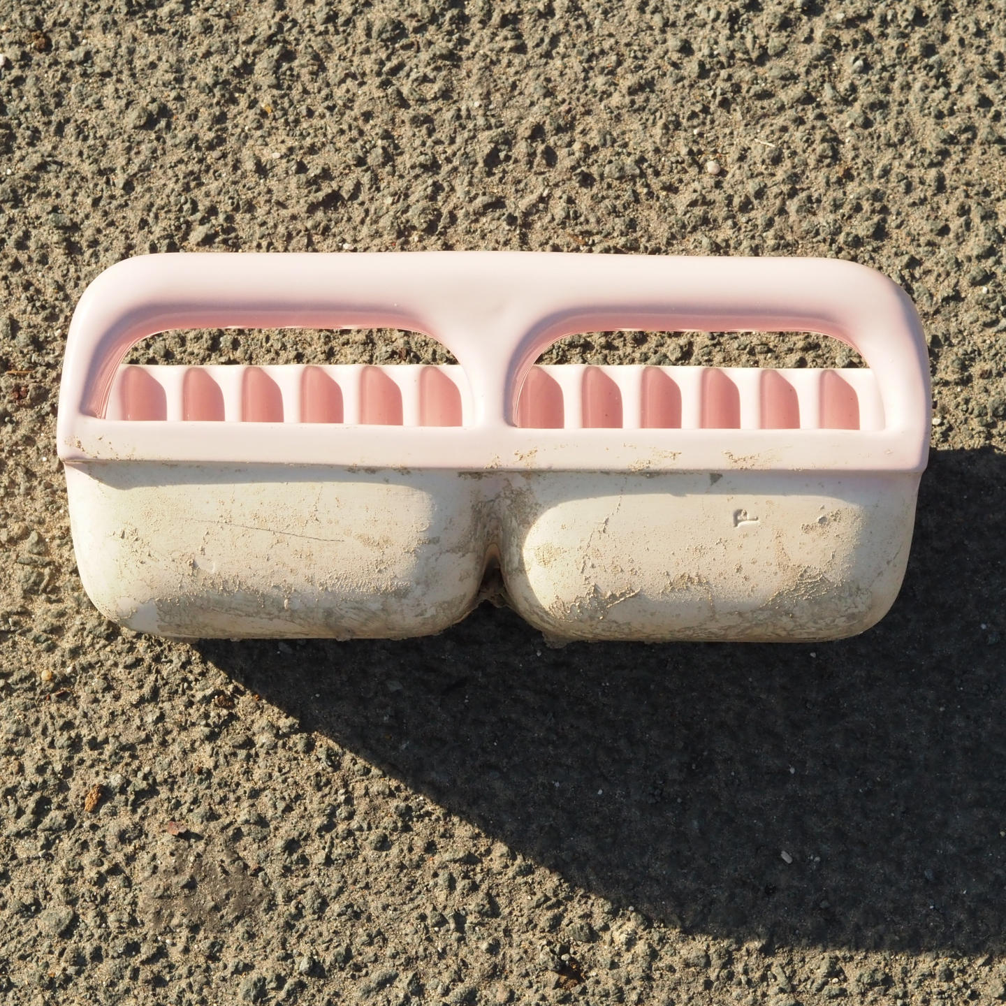Double recessed soap holder in pink glazed porcelain (ca. 1970)