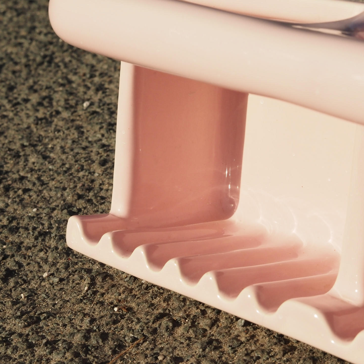 Double recessed soap holder in pink glazed porcelain (ca. 1970)