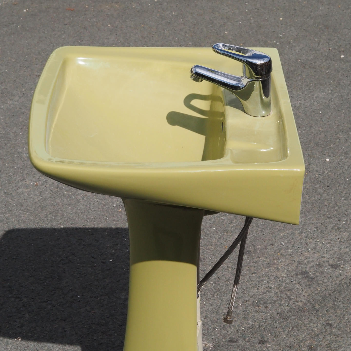 Green pedestal bathroom sink