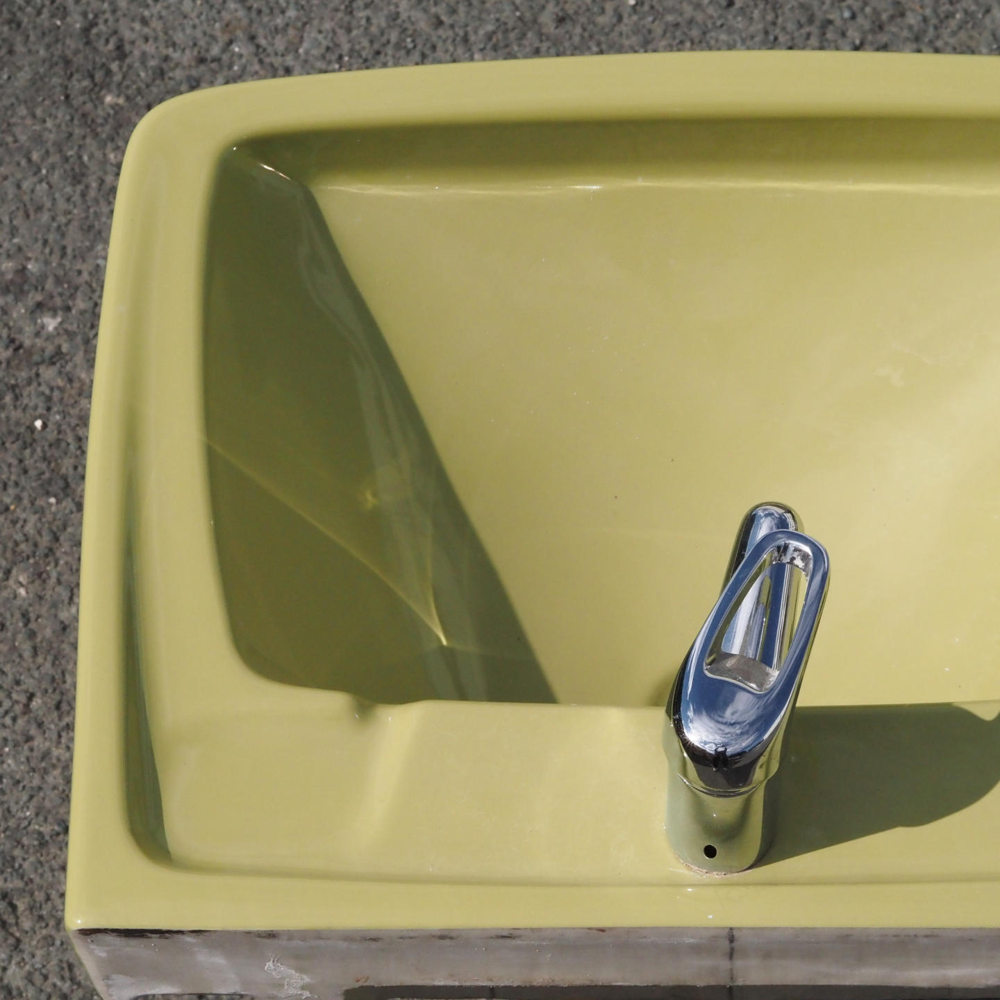 Green pedestal bathroom sink