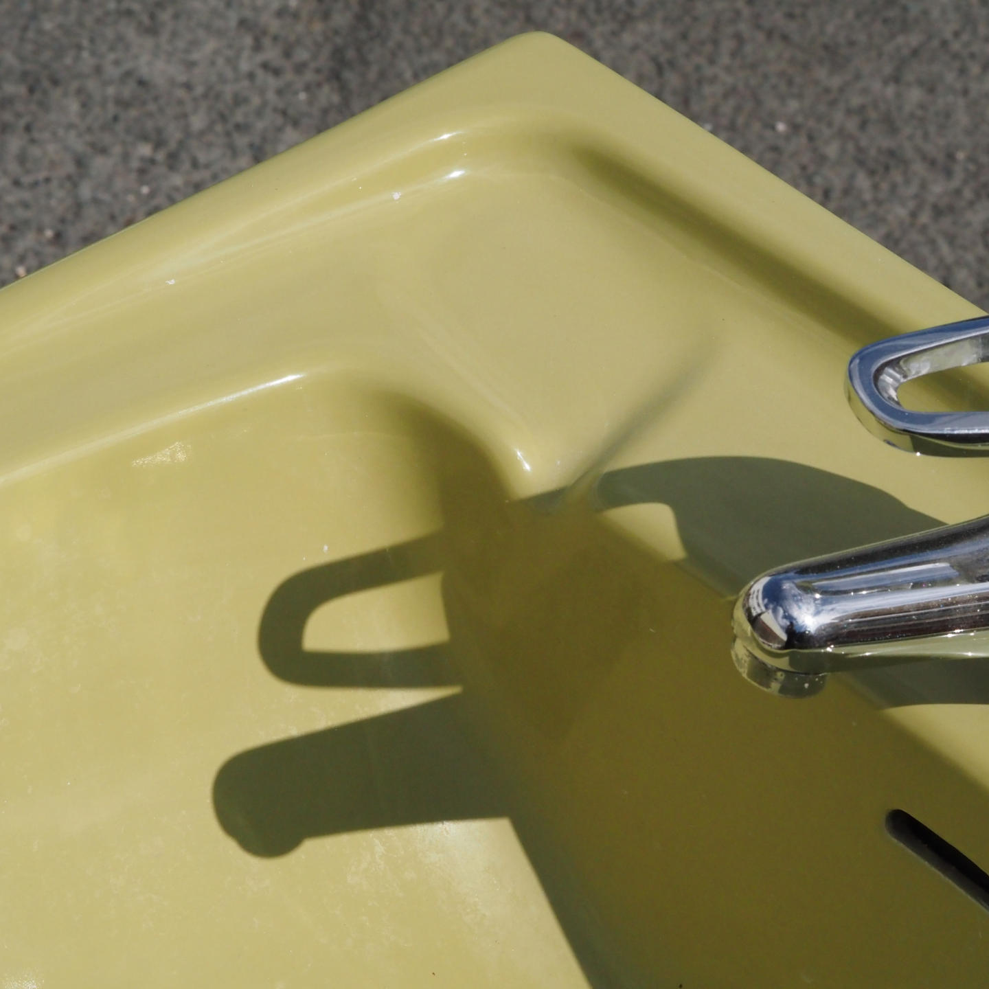 Green pedestal bathroom sink