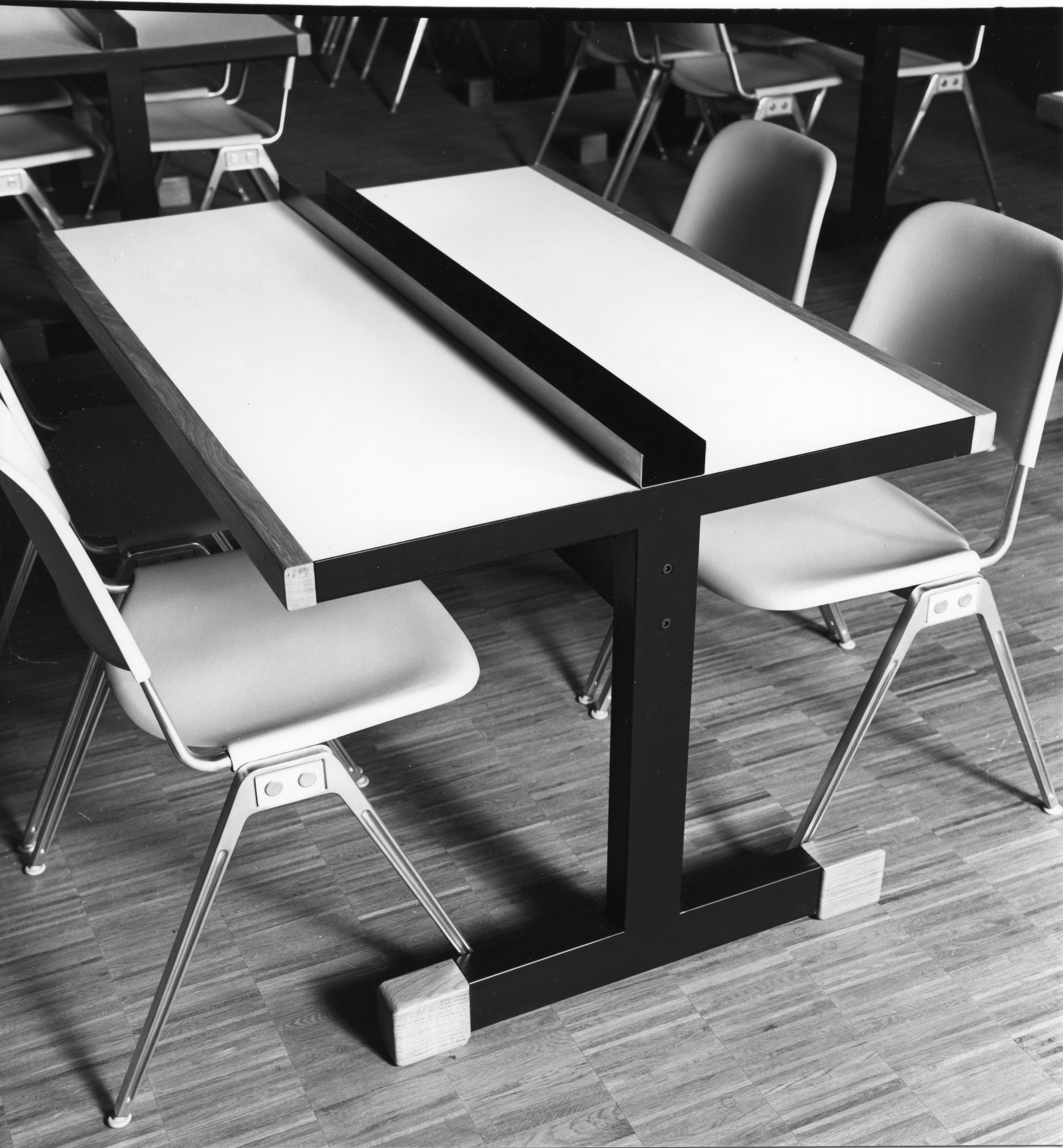 Table '4 places' by Christophe Gevers from the Banque Brussels Lambert HQ (L. 140 cm)